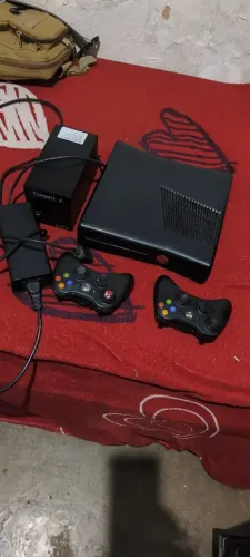 Xbox 360 super slim, em perfeito estado, acompanha muitos JOGOS