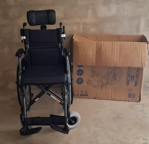 Cadeira de Rodas Dellamed D400 T40 - Dobrável, Encosto Rebatível + Apoio de Cabeça