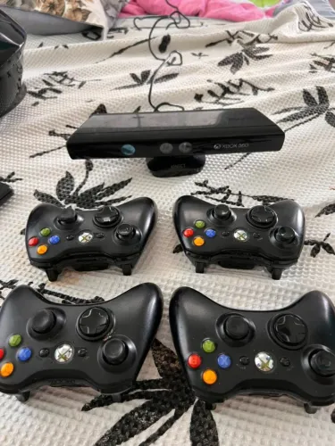 Xbox 360 4 Joy stick kitnect +124 jogos