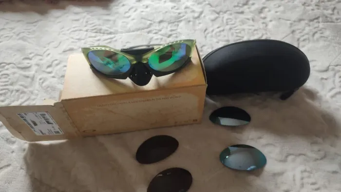 Platares muito novos com lentes adicional e xaixa