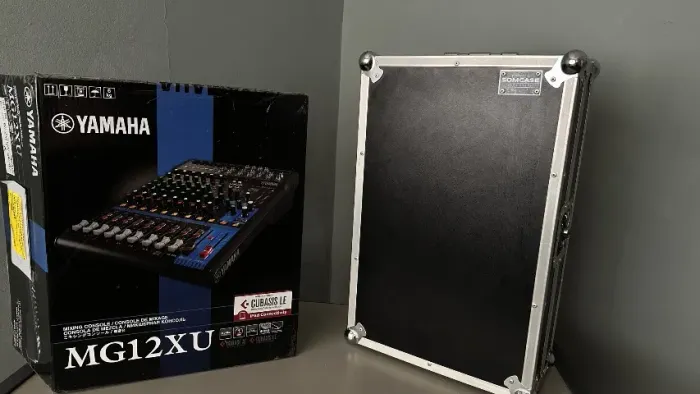 Mesa de Som Yamaha MG12XU 12 Canais com Case Rígido + Interface USB