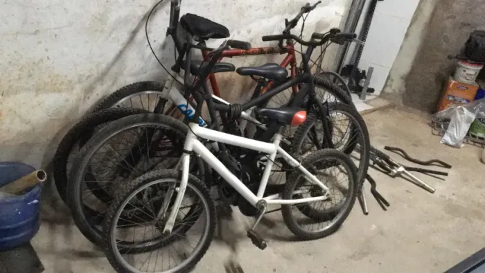 bicicletas em perfeitto funcionamento e varias peças de reserva.