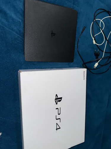 PS4 slim 1TB usado com 1 controle novo