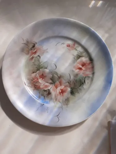 PRATO EM PORCELANA PINTADO À MÃO. 
