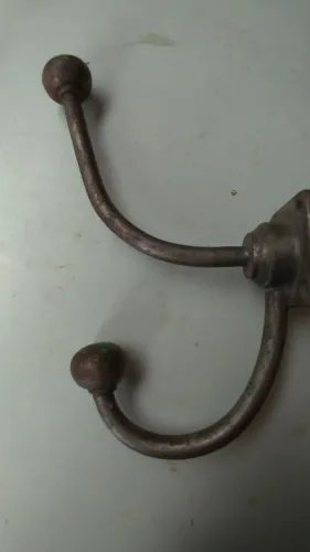 Gancho, cabide duplo em metal com pátina original!