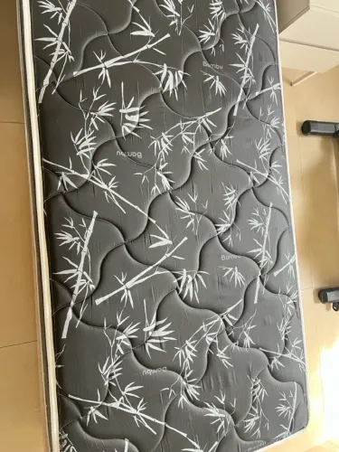 Cama de solteiro com o colchão (à venda)