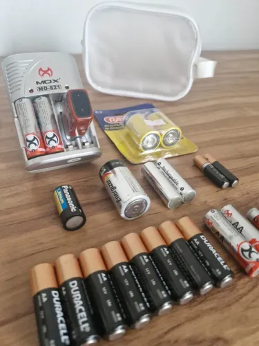 Carregador de Pilhas Mox com Pilhas e Baterias e Brindes