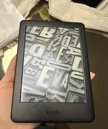 Kindle 10ª geração, 6gb, com poucas marcas de uso, cor preta.450