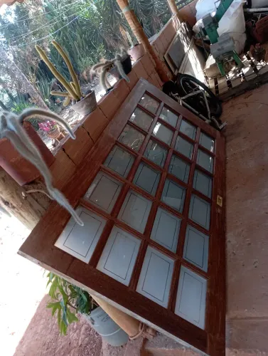 Porta de sucupira com vidro. ( Sem o marco).