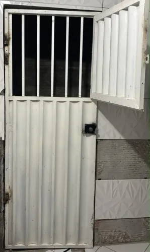 Portão com janela e grade