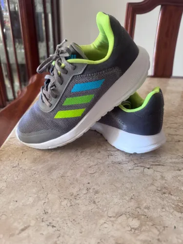 Tênis Adidas n. 34 unissex