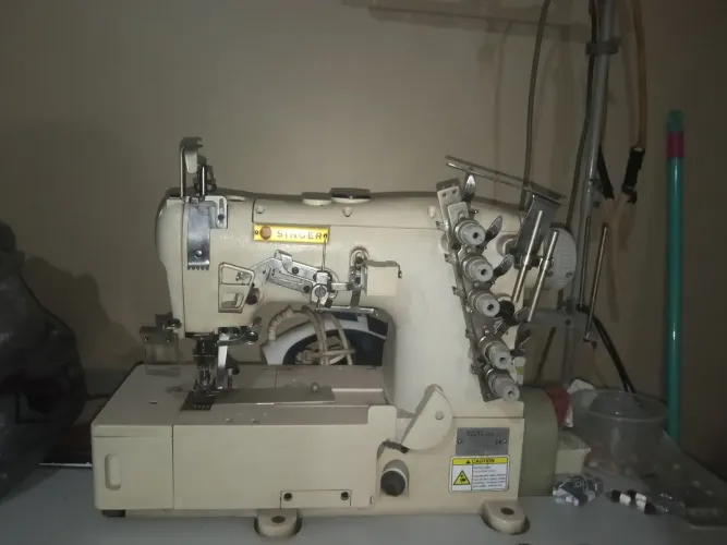 Máquina grande Galoneira industrial Singer.
