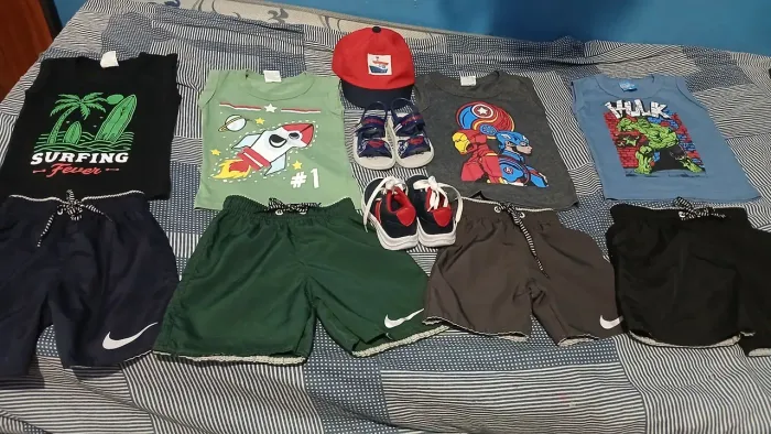 Lote de conjuntos infantil menino boné e percata heroes e tenis ,usados poucas vezes.1 ano