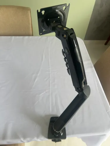 Braço articulado para monitor 32?