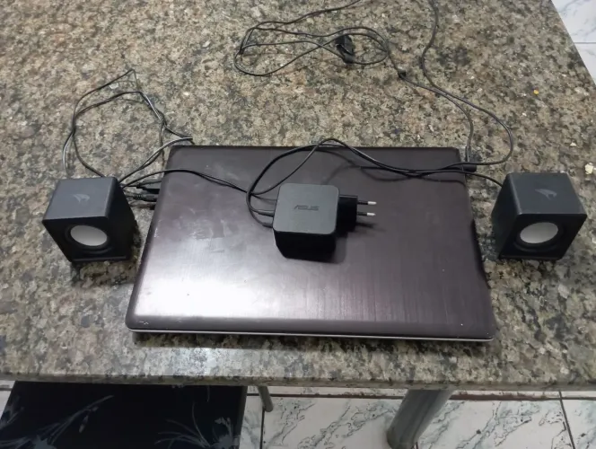Vendo notebook. 700 reais