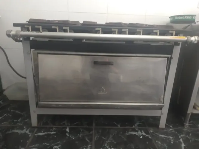 Fogão industrial Metalmaq 6 bocas com forno grande.