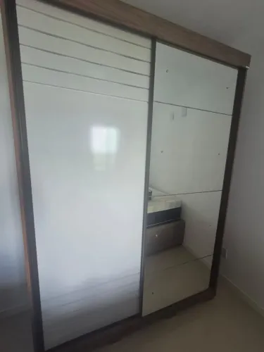 VENDO GUARDA ROUPA MDF CASAL COM ESPELHO - PORTAS DE CORRER ( 1 ANO DE USO) MARROM