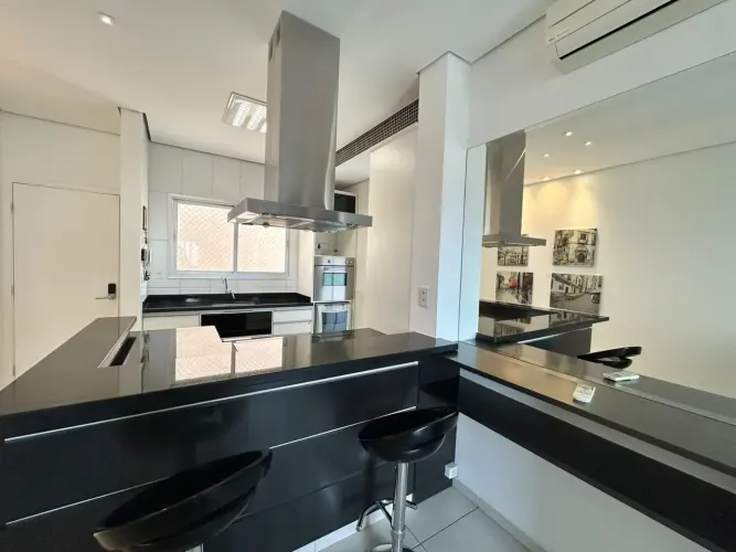 Apartamento mobiliado com suíte no Ed. San Genaro - Centro
