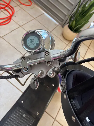 scooter elétrica estilo Harley (modelo Bolin X13) possui um potente motor de 1000W.