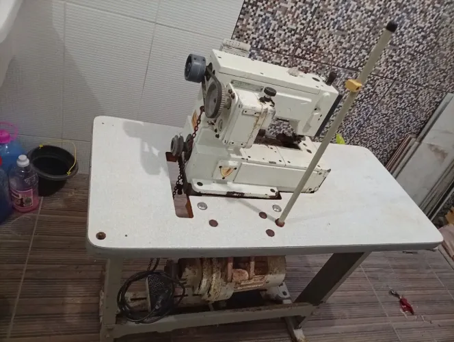 Máquina galoneira