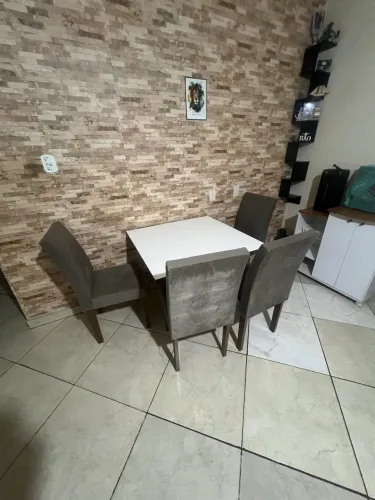 Mesa com 4 cadeiras