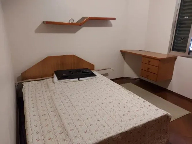? Cama Queen com 2 gavetas - Cor Cerejeira - Tamanho: Queen - Estrutura resistente em
