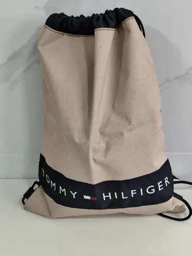 Mochila tipo saco, Tommy Hilfiger cor cáqui e azul marinho, medidas 49 Comp/36 larg. Novo