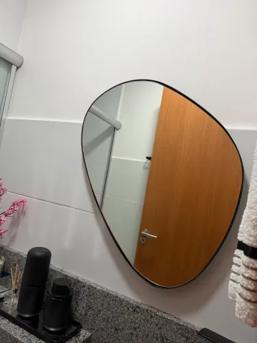 Espelho lindo. Moderno. Novo