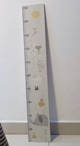 Vendo um Kit de Régua de crescimento + Cabideiro Infantil ?