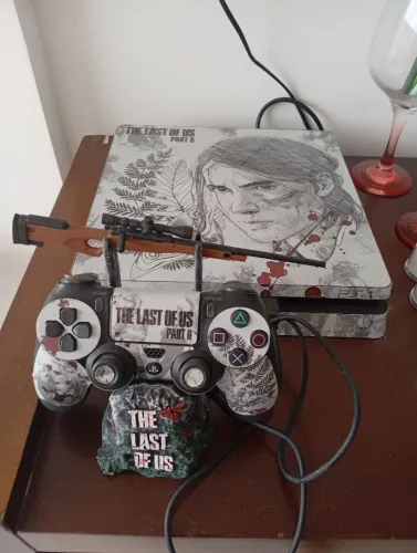 PS4 com 3 jogos mídia física 