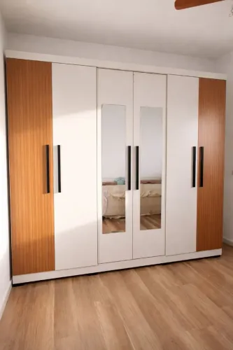 Guarda-Roupa Casal 6 Portas Branco e Amadeirado com Espelhos