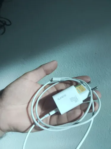 Vendo carregador e adaptador pra iPhone