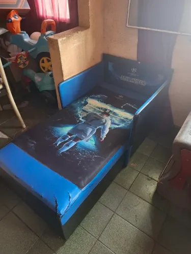 Cama para criança ja com marca de uso.
