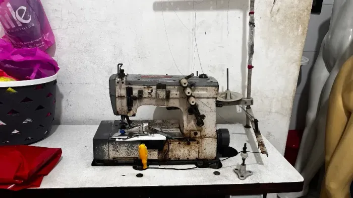 Máquina de costura industrial usada