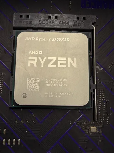 Processador Ryzen 5700x3D na caixa