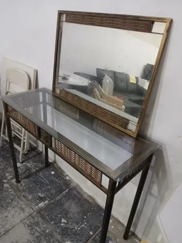 Aparador de ferro com espelho