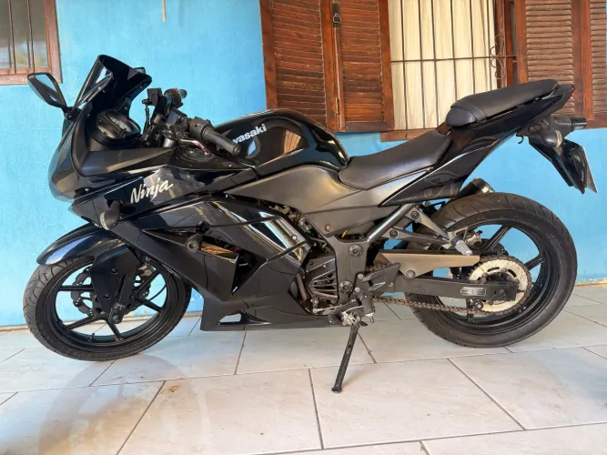Kawasaki Ninja 250R - Muito Conservada