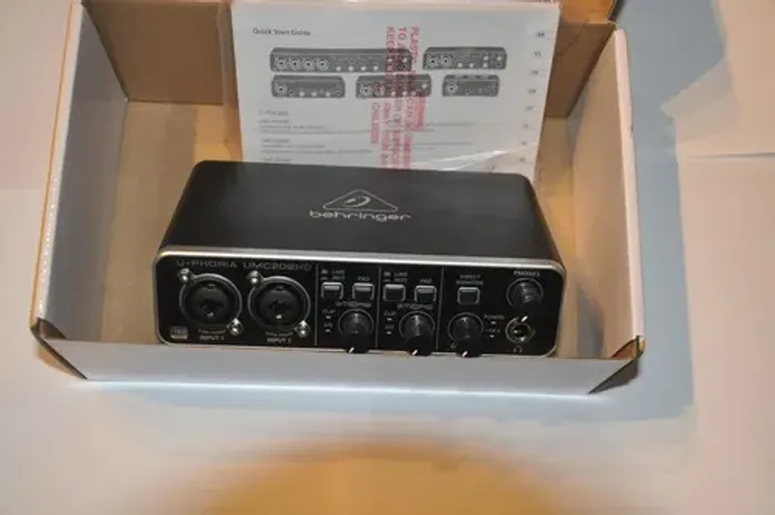 Interface Áudio Behringer U-phoria Umc202 Hd Preta