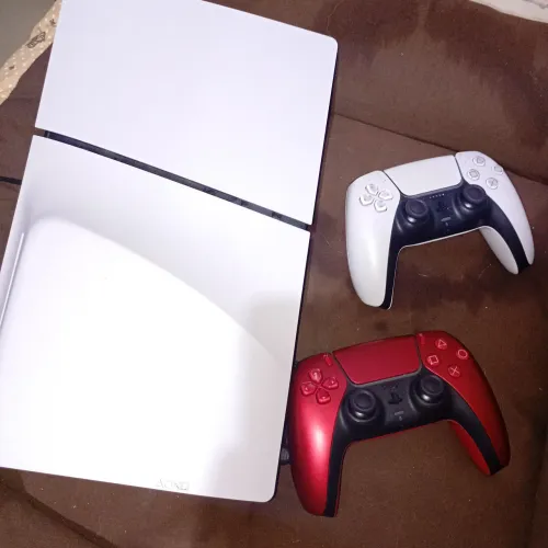 PS5 C/ LEITOR DE DISCO 2 CONTRO. 5 JOGOS EM CD