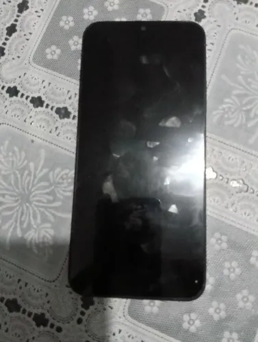 Um celular poco c85 tá com um pequeno trinco no visor da câmera e também está com problema