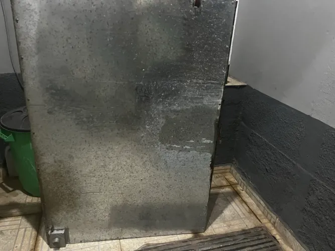 Portão de ferro com placa de inox 1.27 x 89