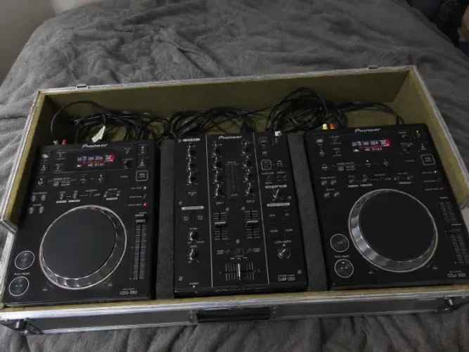 KIT PIONEER CDJ 350 + MIXER DJM 350 + CASE SOB MEDIDA + CABOS (MUITO BEM CONSERVADO)