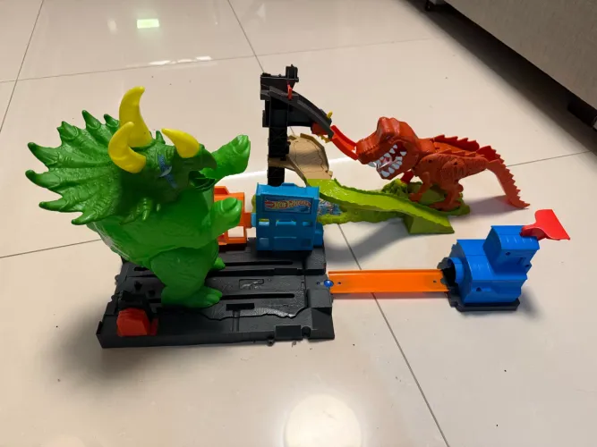 Pista do Hot Wheels Triceratope