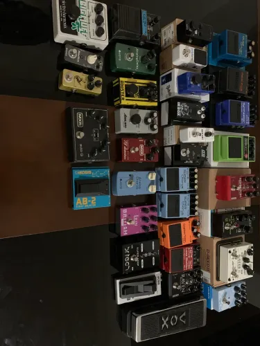 Pedais de guitarra diversos