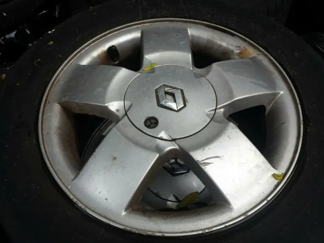 Roda aro 14 Clio Sedan Prata com calotas centrais 4X100 originais Renault