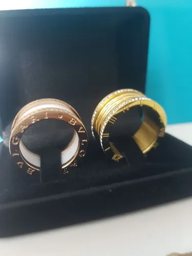 Anel Bvulgari tri friso cravejado com pedras de Zircônia, blindado banho ouro 18k. 