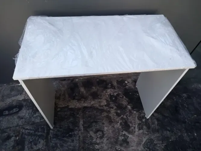 Mesa tipo escrivaninha Super compacta 