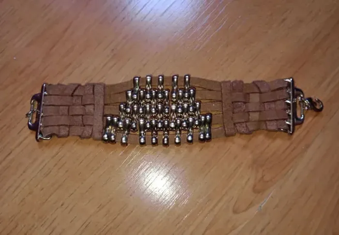 Bracelete de couro com berloques dourados