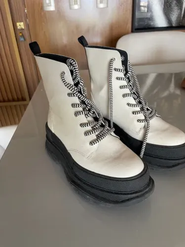 LINDA BOTA OFF WHITE COM PRETO
