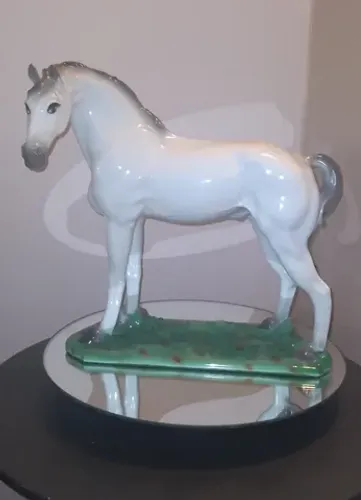 Cavalo em Porcelana Colorida
